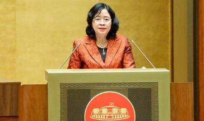 Đồng chí Bùi Thị Minh Hoài, Ủy viên Bộ Chính trị, Bí thư Trung ương Đảng, Bí thư Đảng ủy MTTQ, các đoàn thể Trung ương, Chủ tịch Ủy ban Trung ương MTTQ Việt Nam, trình bày chuyên đề tại Hội nghị