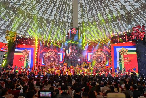 Hội chợ mùa Xuân tại VEC thu hút hàng vạn du khách đến mua sắm đặc sản, trải nghiệm không gian Tết.