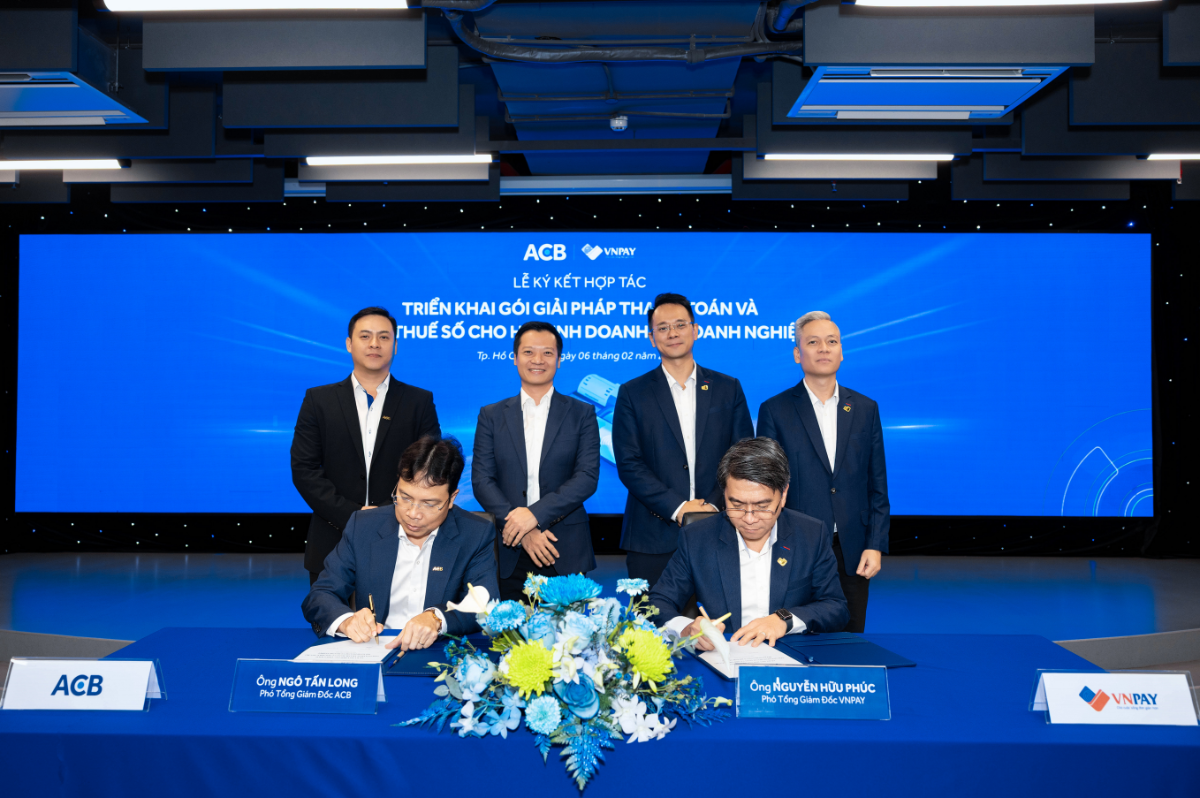Ông Ngô Tấn Long - Phó Tổng Giám đốc ACB ký kết hợp tác với Ông Nguyễn Hữu Phúc - Phó Tổng Giám đốc VNPAY].