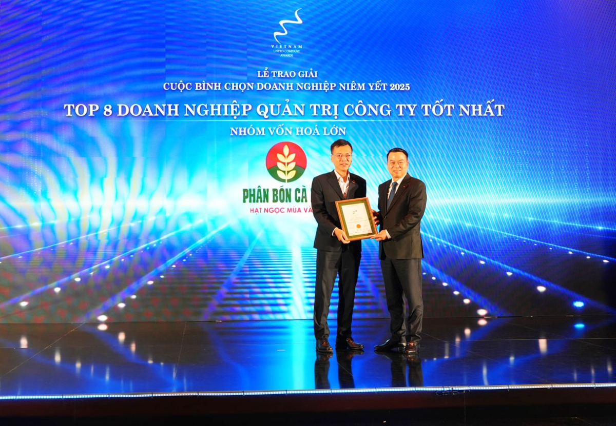 Trong năm 2025, PVCFC ghi dấu ấn mạnh mẽ khi đạt đồng thời hai giải thưởng quan trọng tại Chương trình Bình chọn Doanh nghiệp niêm yết 2025, gồm: Top 8 Doanh nghiệp Quản trị Công ty tốt nhất – nhóm vốn hoá lớn, Giải Nhất Báo cáo Phát triển bền vững – nhóm ngành phi tài chính. (Ảnh: website PVCFC)