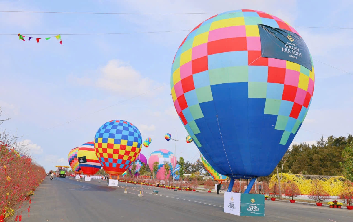 Lễ hội Xuân Cần Giờ với nhiều trải nghiệm độc đáo như bay khinh khí cầu, dù lượn và vườn hoa gồm 300 gốc đào, 300 gốc mai…
