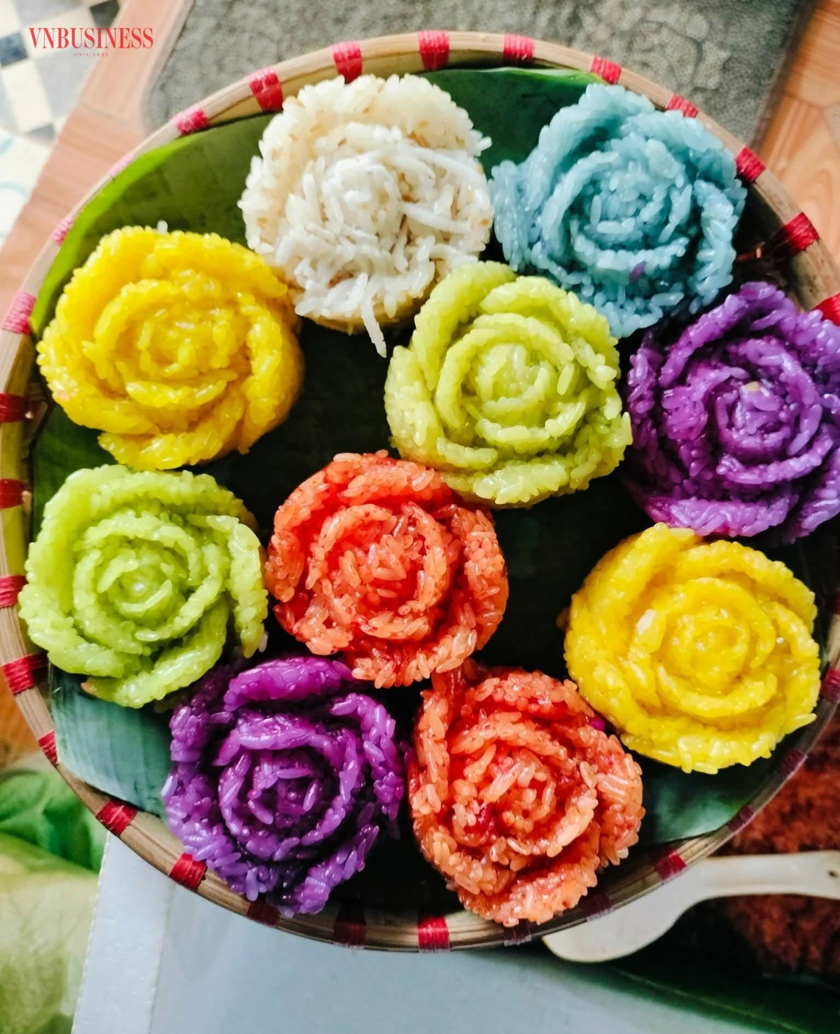 Xôi thờ ngũ sắc có giá bán dao động từ 30 - 50 nghìn đồng/đĩa.
