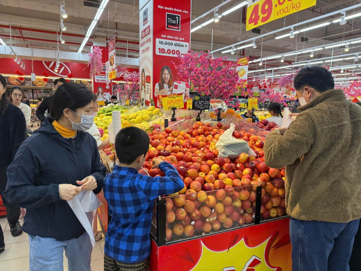 Lượng khách ở nhiều khu vực không quá đông, sức mua tập trung chủ yếu vào nhóm hàng thiết yếu phục vụ ăn uống ngày Tết.
