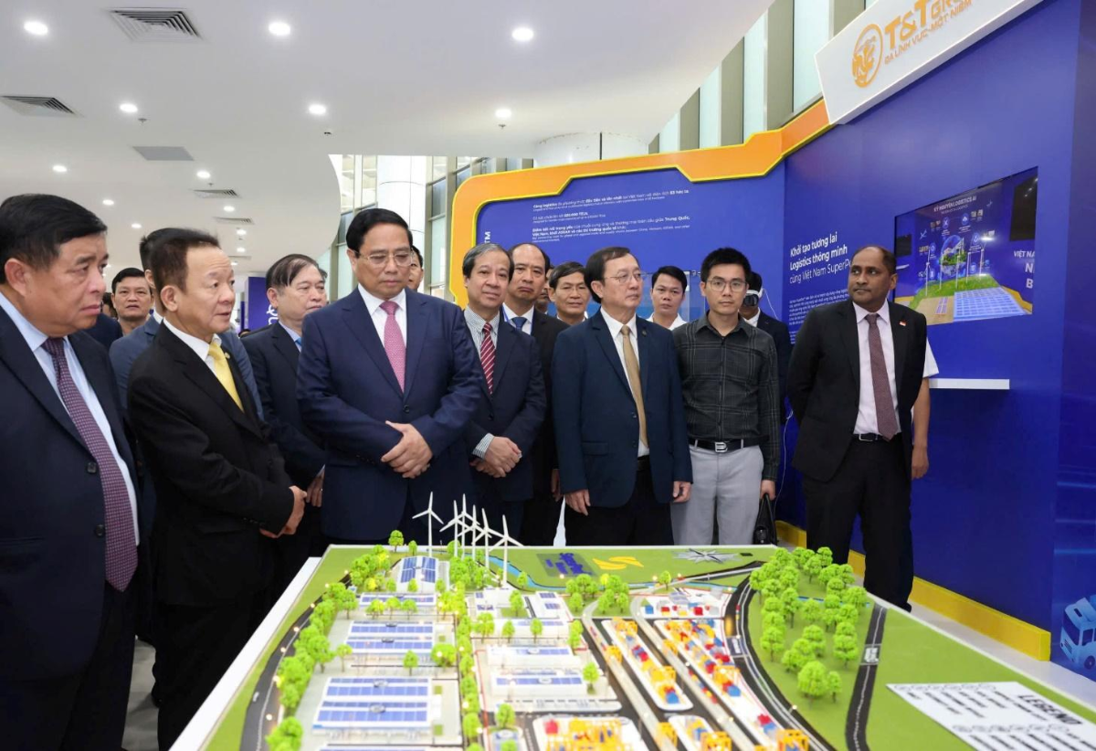 Thủ tướng Chính phủ thăm quan khu vực triển lãm của Vietnam SuperPort™ tại Ngày hội Đổi mới sáng tạo Việt Nam 2024.