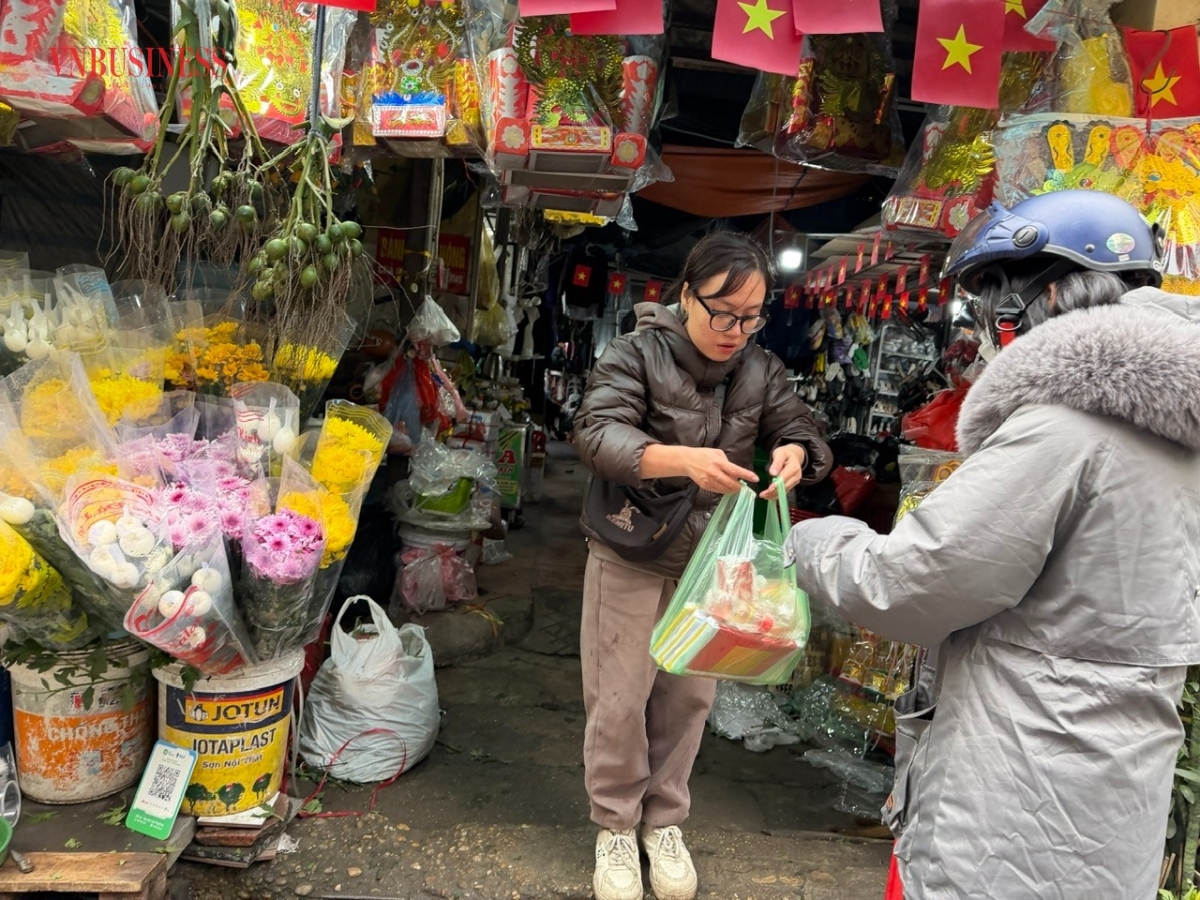 Cùng với đó, các bộ sản phẩm vàng mã để cúng cho ngày lễ Táo quân có giá phổ biến từ 70 – 100 nghìn đồng, tuỳ kích cỡ hoặc mẫu mã.