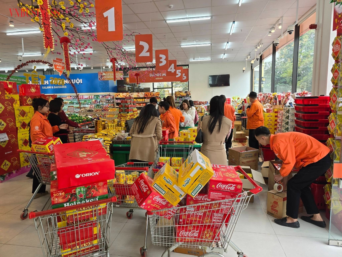 Nhiều giỏ quà, đồ uống, bánh kẹo, thực phẩm chế biến được người dùng lựa chọn.