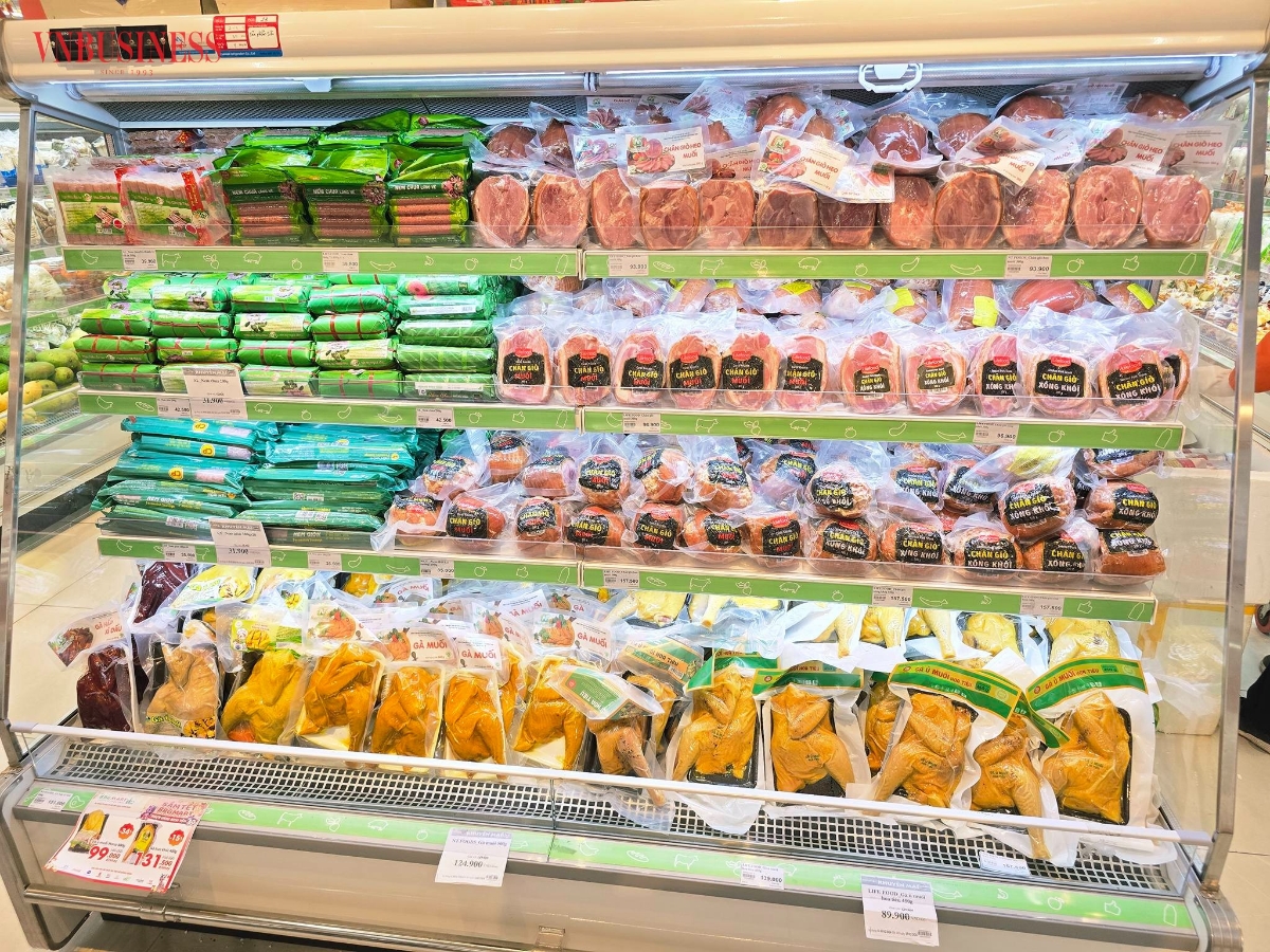 Thực phẩm chế biến sẵn như gà, giò chả, nem,... được bày bán phong phú tại các siêu thị.