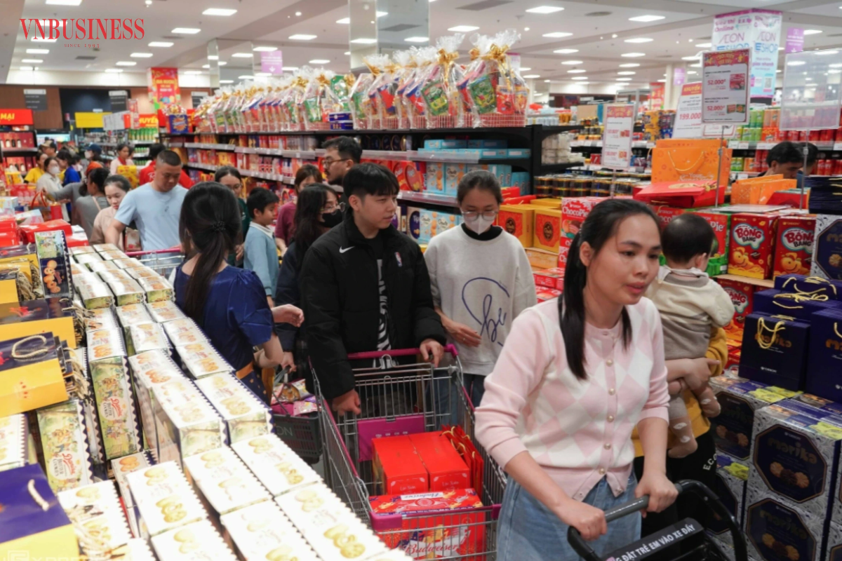 Người tiêu dùng mua sắm Tết tại các siêu thị trong ngày cuối tuần.