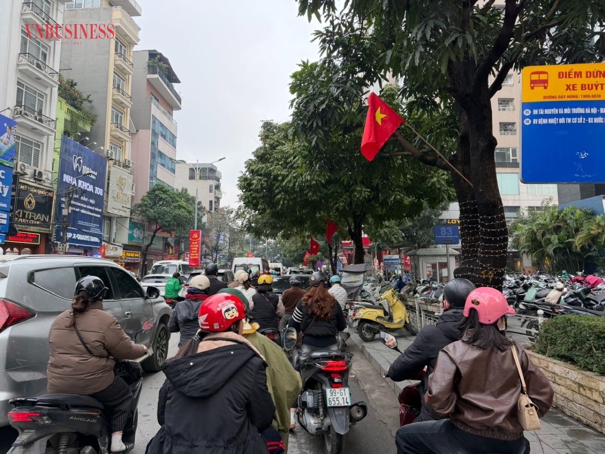 Các tuyến đường luôn tấp nập, ùn ứ do lượng phương tiện tham gia giao thông tăng đột biến.