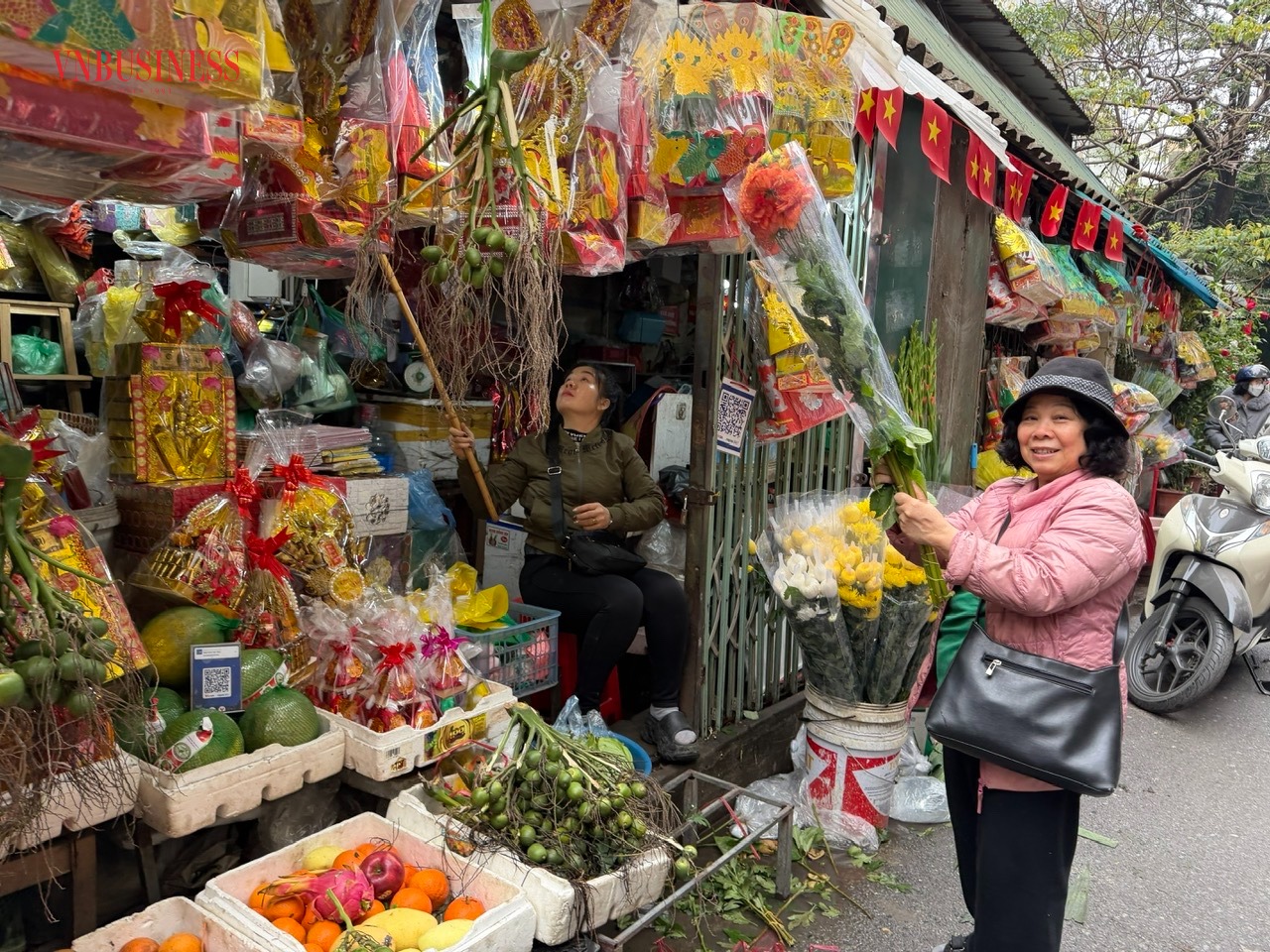 Người dân mua sắm đồ lễ Tết tại các chợ dân sinh.