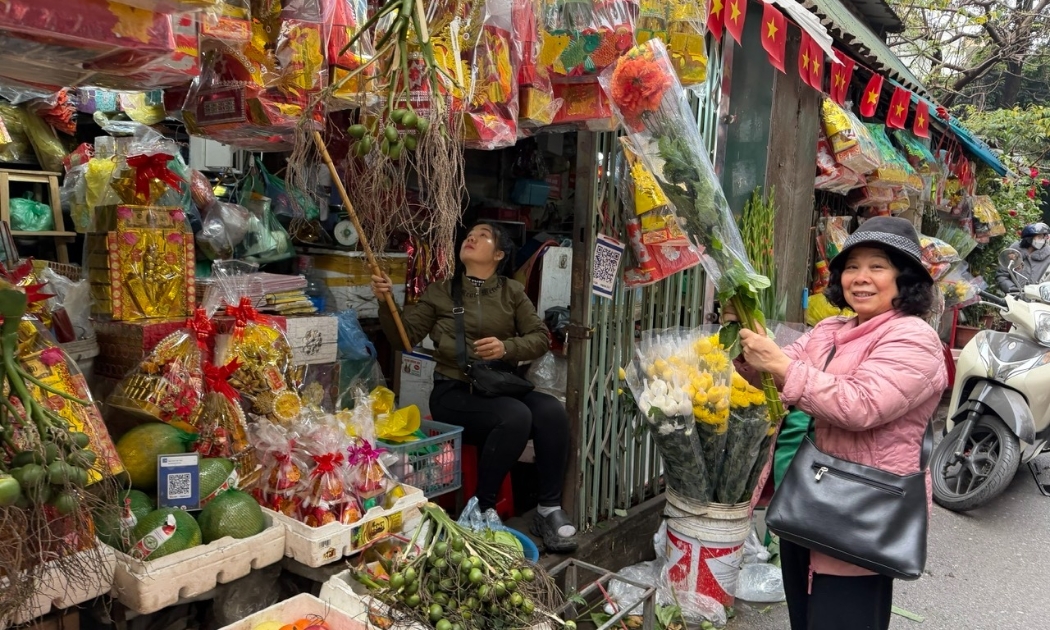 Người dân mua sắm đồ lễ Tết tại các chợ dân sinh.