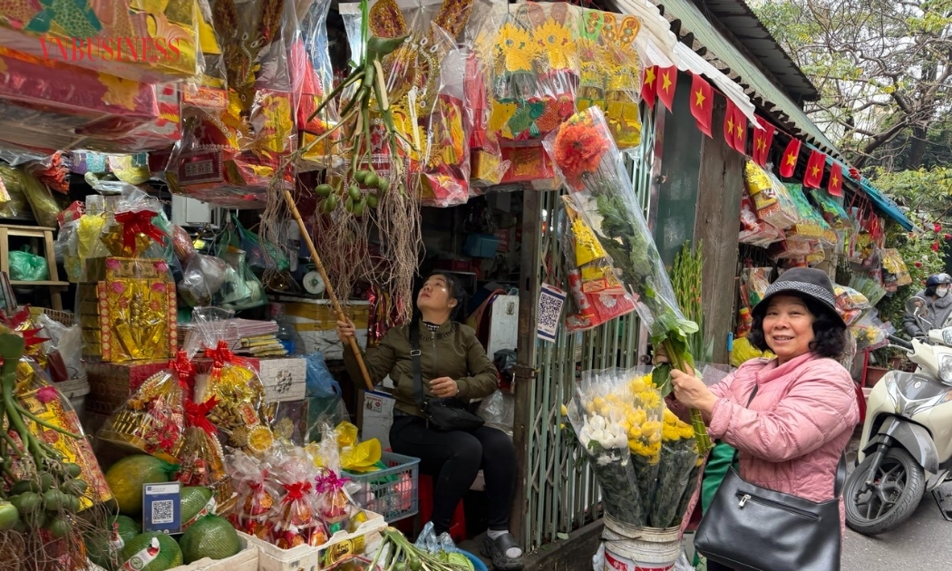 Người dân mua sắm đồ lễ Tết tại các chợ dân sinh.