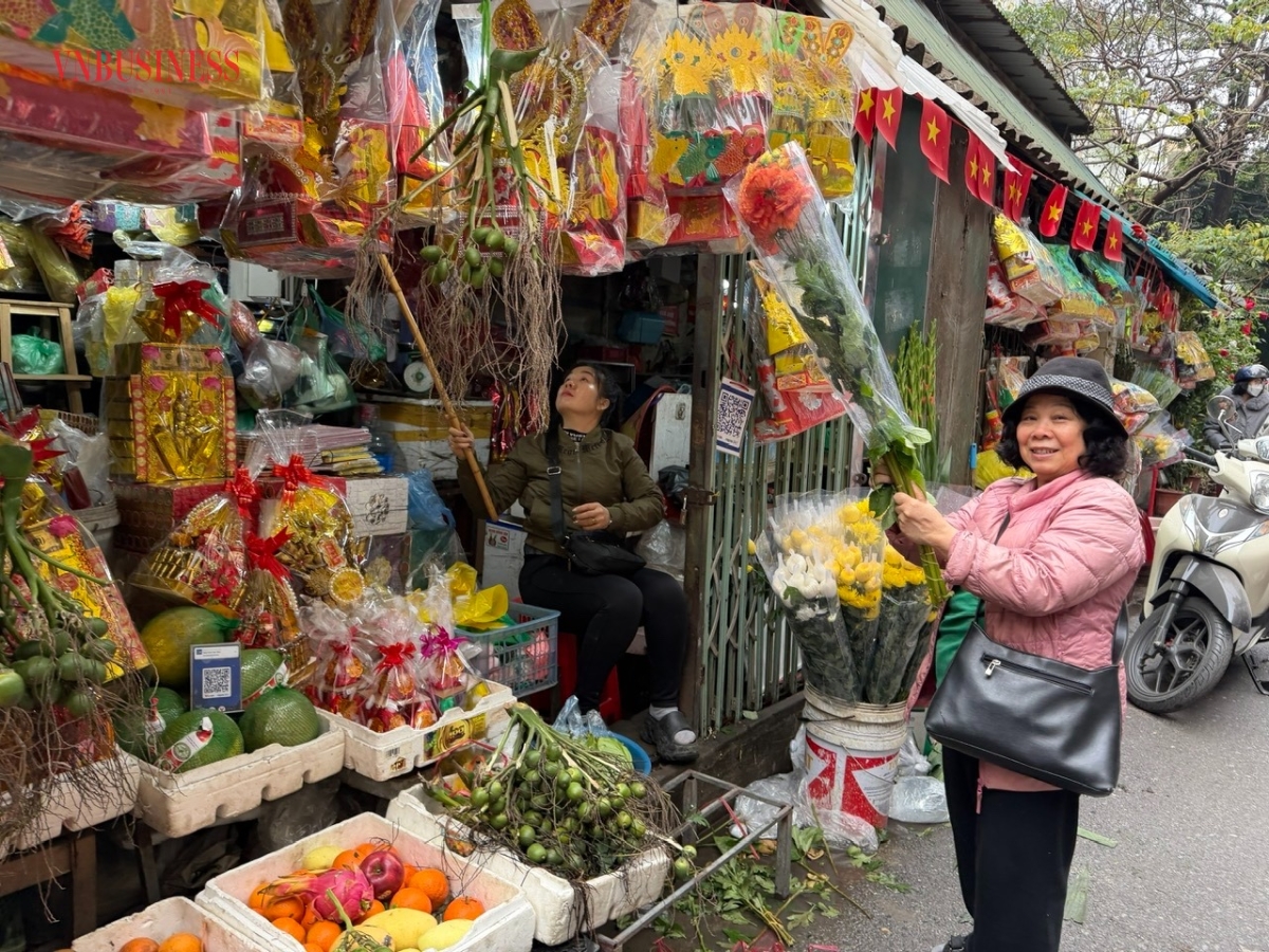 Chị Nguyễn Thị Oanh (phường Thanh Xuân) cho biết, bộ làm bằng giấy thường được nhiều người chọn hơn vì giá phải chăng. Tính từ ngày thứ Bảy tuần trước tới nay, mỗi ngày cửa hàng của chị bán ra vài chục bộ, bởi đây là vật phẩm không thể thiếu trong lễ cúng.