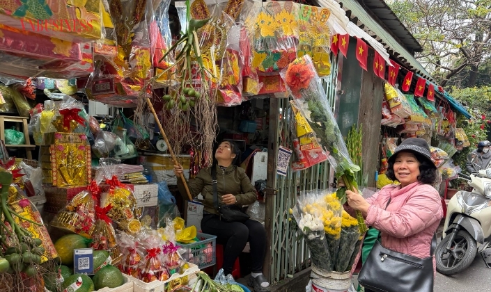 Người dân mua sắm đồ lễ Tết tại các chợ dân sinh.