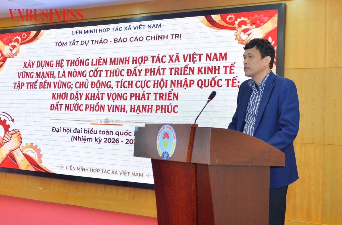 Ông Dương Tuấn Cương, Phó Trưởng ban Kinh tế Chính sách (Liên minh HTX Việt Nam), trình bày báo cáo tóm tắt Dự thảo Báo cáo chính trị tại Hội nghị.