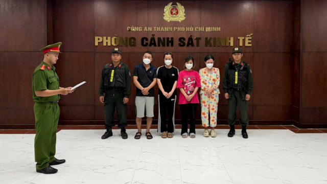 Các đối tượng trong đường dây buôn bán nước hoa giả số lượng lớn.