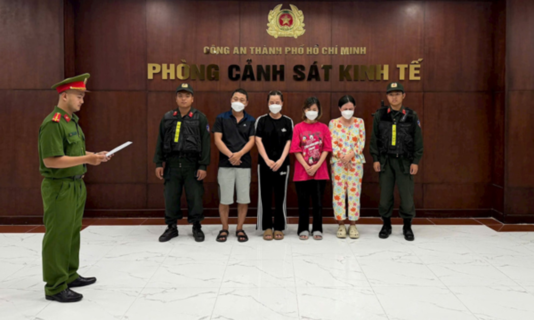 Các đối tượng trong đường dây buôn bán nước hoa giả số lượng lớn.