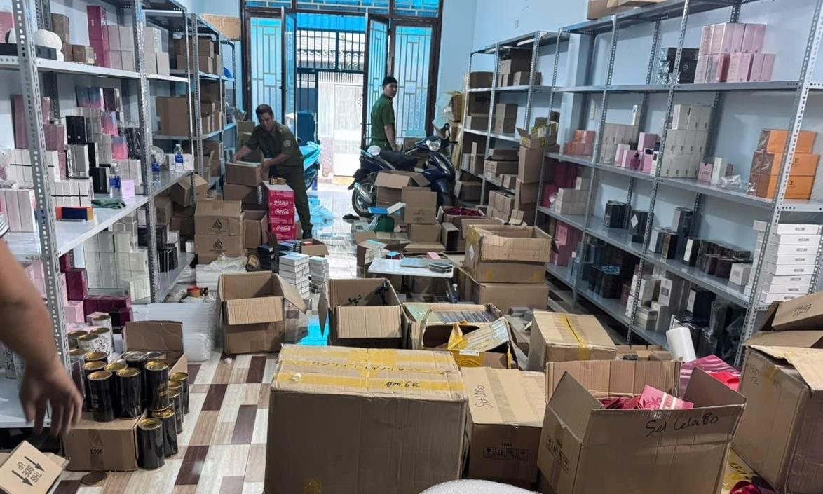 Đường dây nước hoa giả quy mô hàng chục tỷ đồng vừa bị triệt phá.