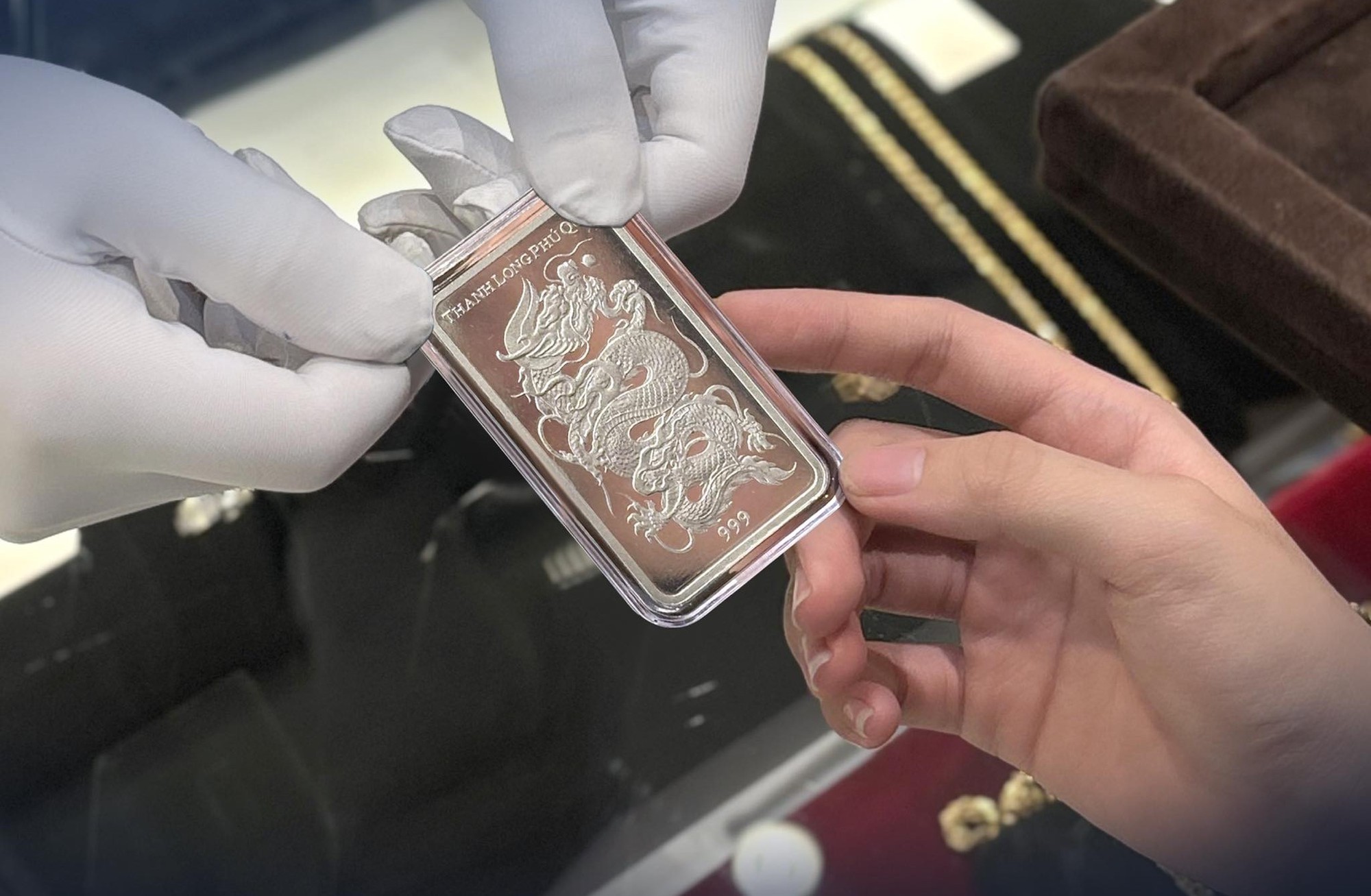 Bạc liên tiếp lập đỉnh rồi giảm sâu, cuốn theo tâm lý hưng phấn - hoảng loạn của nhà đầu tư.