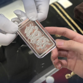 Bạc liên tiếp lập đỉnh rồi giảm sâu, cuốn theo tâm lý hưng phấn - hoảng loạn của nhà đầu tư.