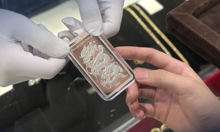 Bạc lên đỉnh rồi rơi tự do: Phép thử của dòng vốn đầu cơ?