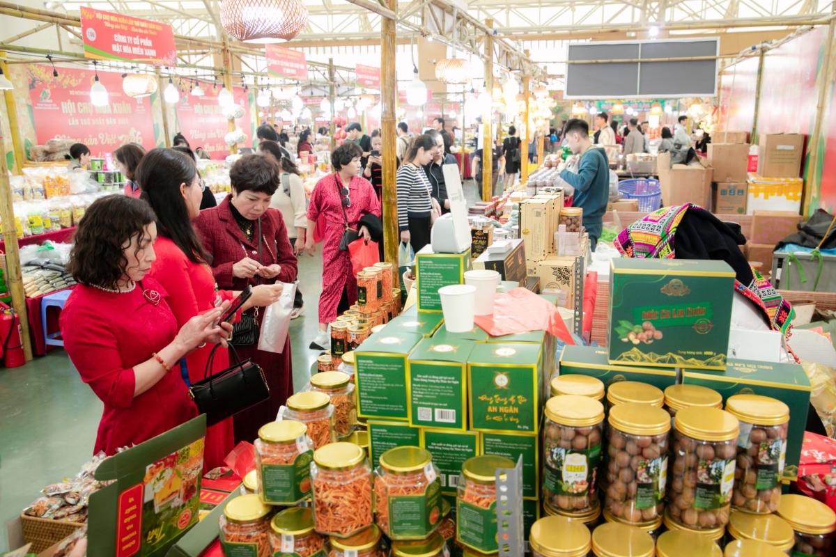 Nhiều đặc sản địa phương đạt tiêu chuẩn OCOP, hút người dùng tại Hội chợ Mùa Xuân 2026.