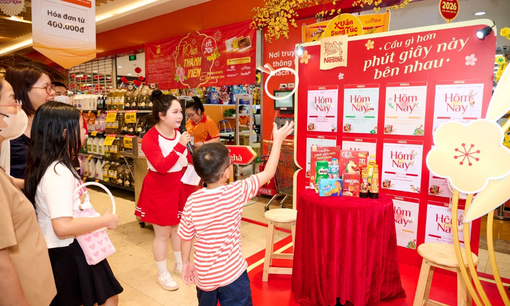 Người tiêu dùng trải nghiệm hoạt động “Lịch Tết Hôm Nay” và nhận được nhiều phần quà hấp dẫn từ Nestlé Việt Nam.