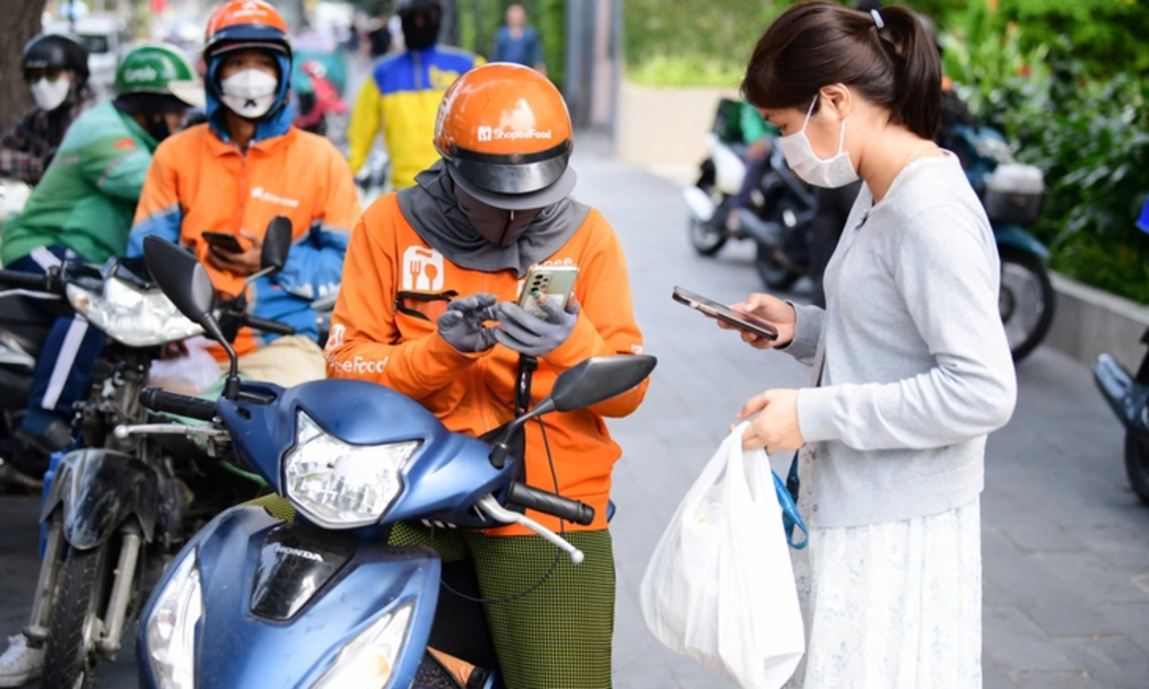 Người đến sau đối mặt rào cản chi phí và thói quen tiêu dùng.