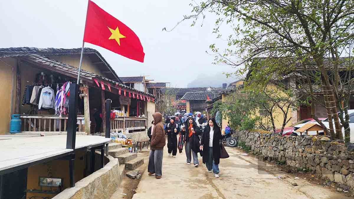 Khách du lịch thích thú trải nghiệm làng Lô Lô Chải tại xã Lũng Cú, tỉnh Tuyên Quang.