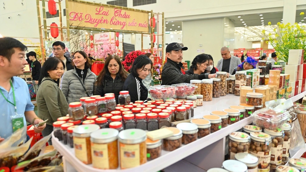 Tại Hội chợ, đặc sản vùng miền thu hút khách mua sắm.