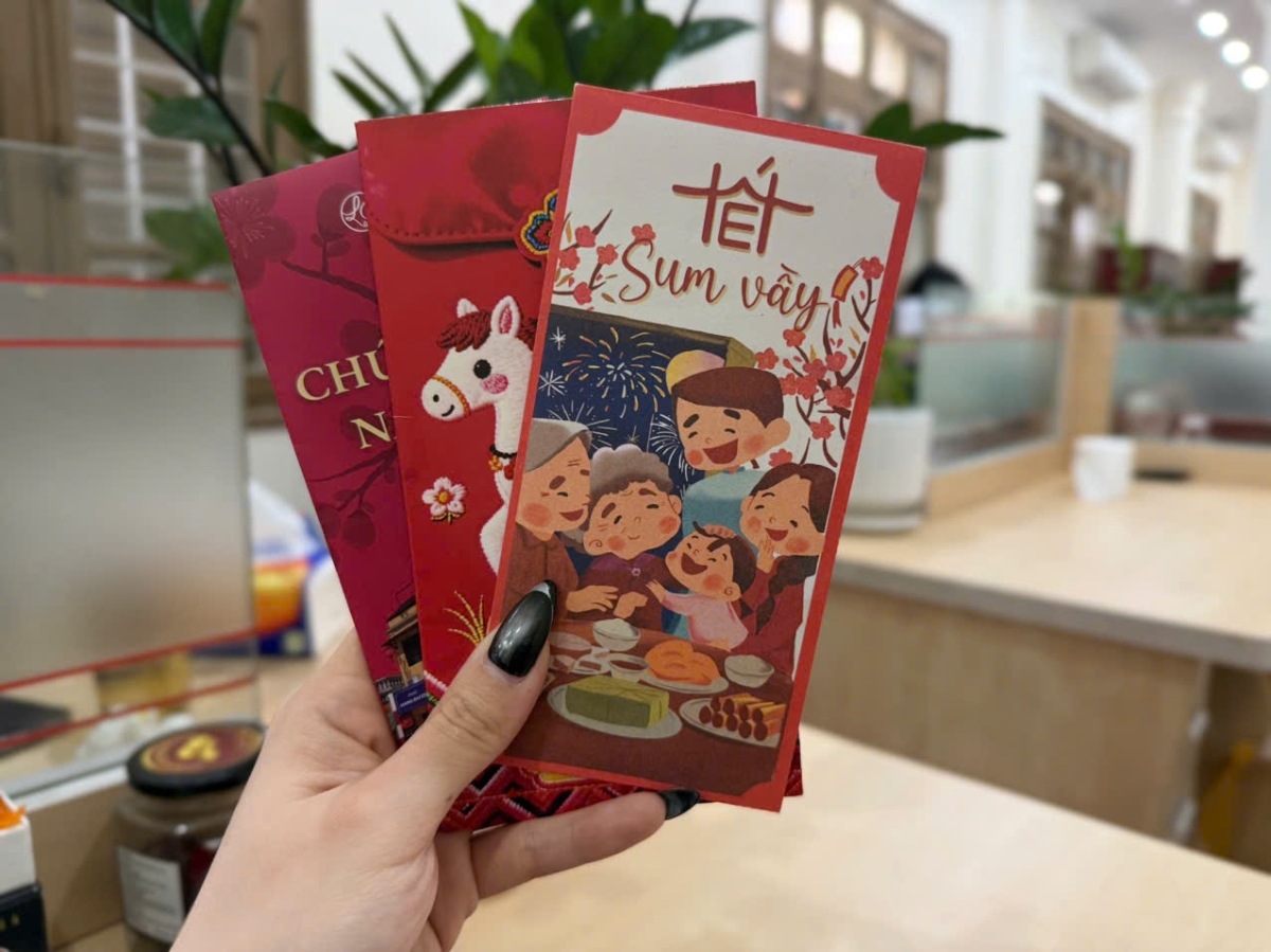 Nhiều người chọn gửi tiết kiệm đầu năm mới để hưởng ưu đãi, khuyến mại, lì xì từ ngân hàng.