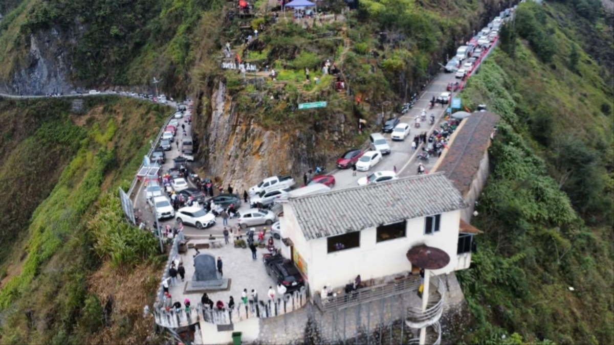 Nhiều điểm du lịch ùn tắc kéo dài