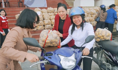 Nhiều lãnh đạo địa phương trực tiếp lên sóng livestream bán nông sản cùng bà con nông dân.