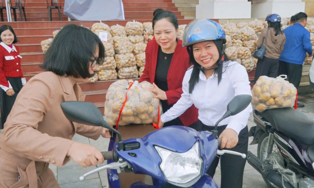 Nhiều lãnh đạo địa phương trực tiếp lên sóng livestream bán nông sản cùng bà con nông dân.