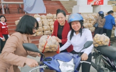 Nhiều lãnh đạo địa phương trực tiếp lên sóng livestream bán nông sản cùng bà con nông dân.