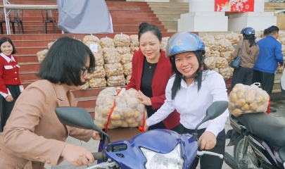 Nhiều lãnh đạo địa phương trực tiếp lên sóng livestream bán nông sản cùng bà con nông dân.