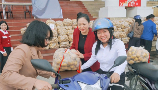 Nhiều lãnh đạo địa phương trực tiếp lên sóng livestream bán nông sản cùng bà con nông dân.