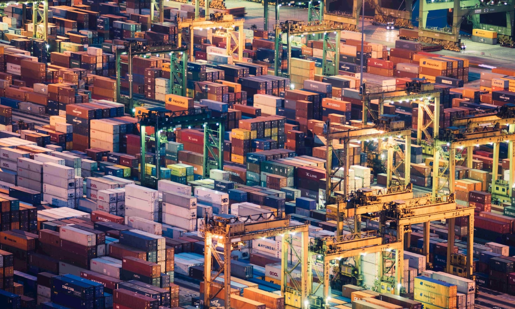 Thặng dư thương mại lớn với Mỹ đặt Việt Nam vào tâm điểm theo dõi.