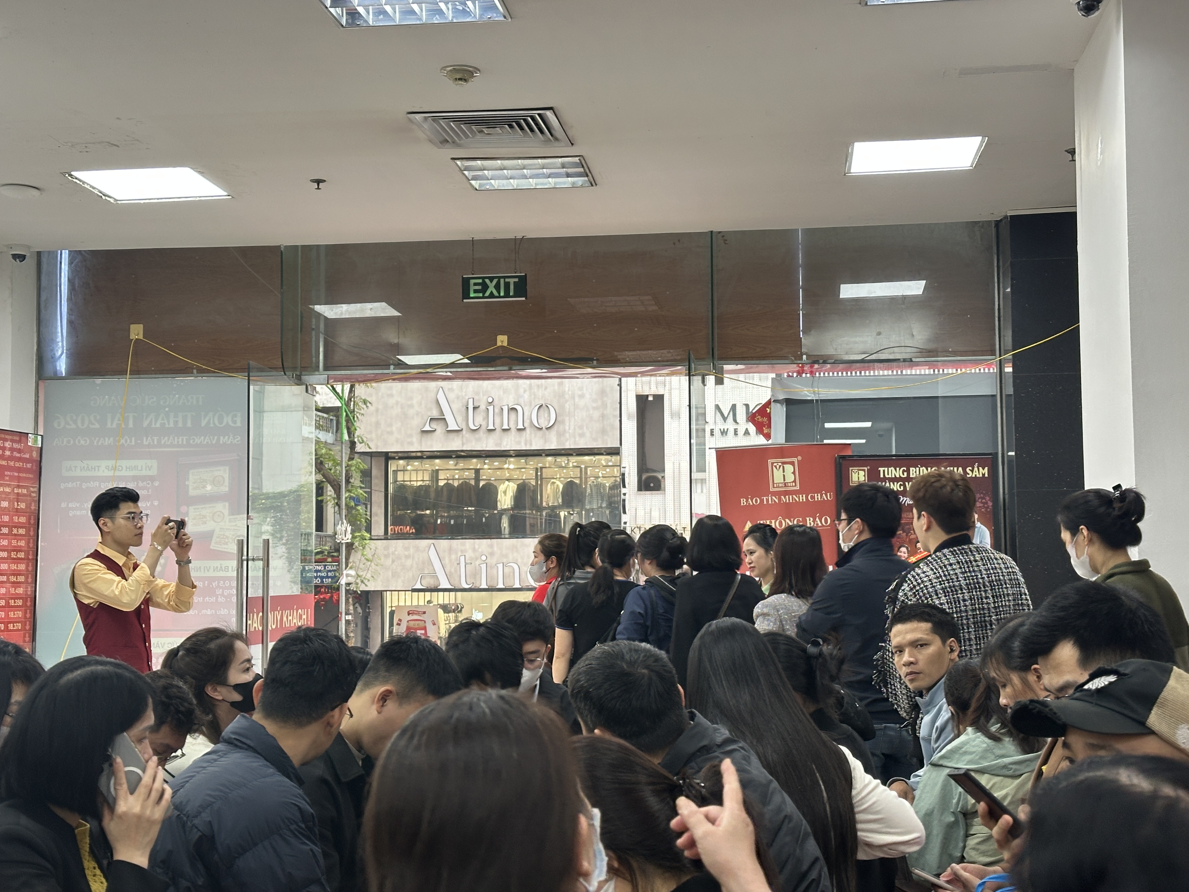 Người dân chờ đợi để mua vàng.