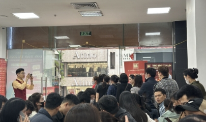 Người dân chờ đợi để mua vàng.
