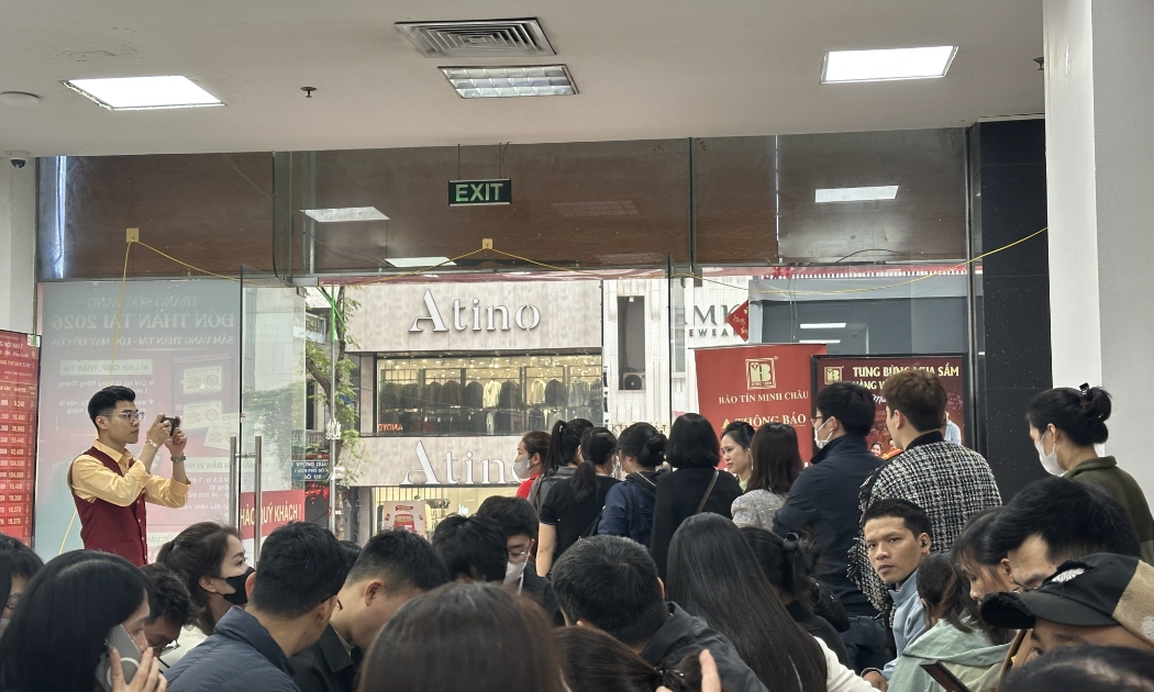 Người dân chờ đợi để mua vàng.