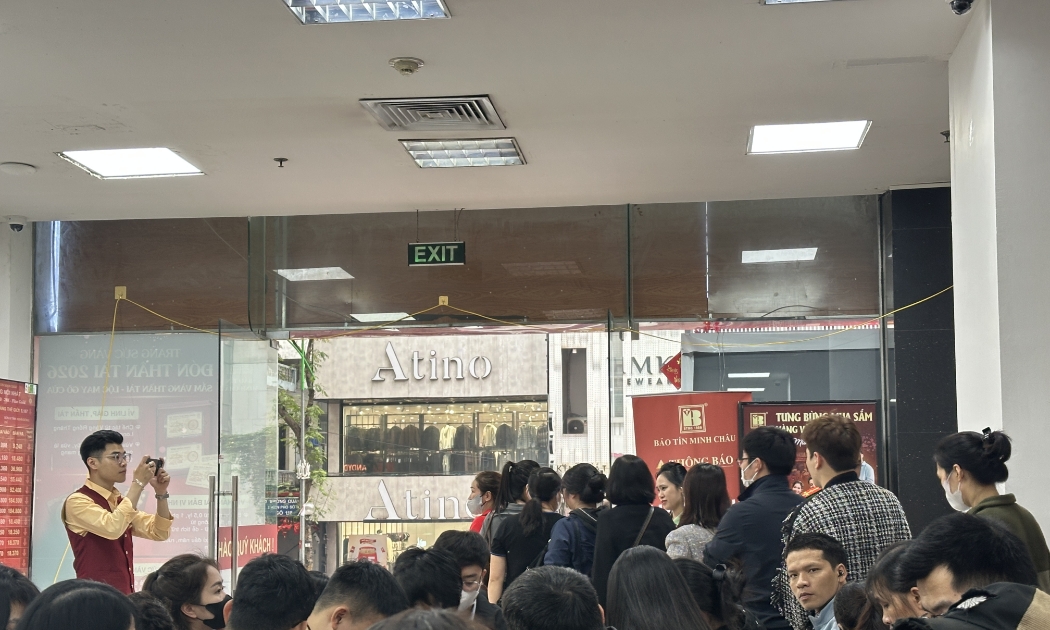 Người dân chờ đợi để mua vàng.