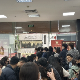 Người dân chờ đợi để mua vàng.