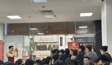 Cận ngày vía Thần Tài: cửa hàng quá tải, khách đợi xuyên trưa chờ săn vàng