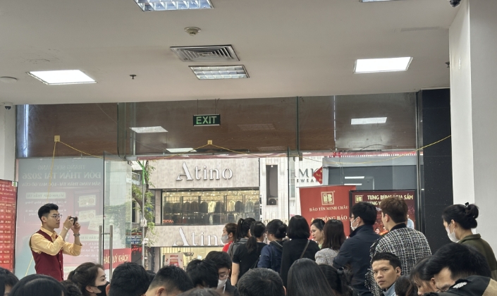 Người dân chờ đợi để mua vàng.