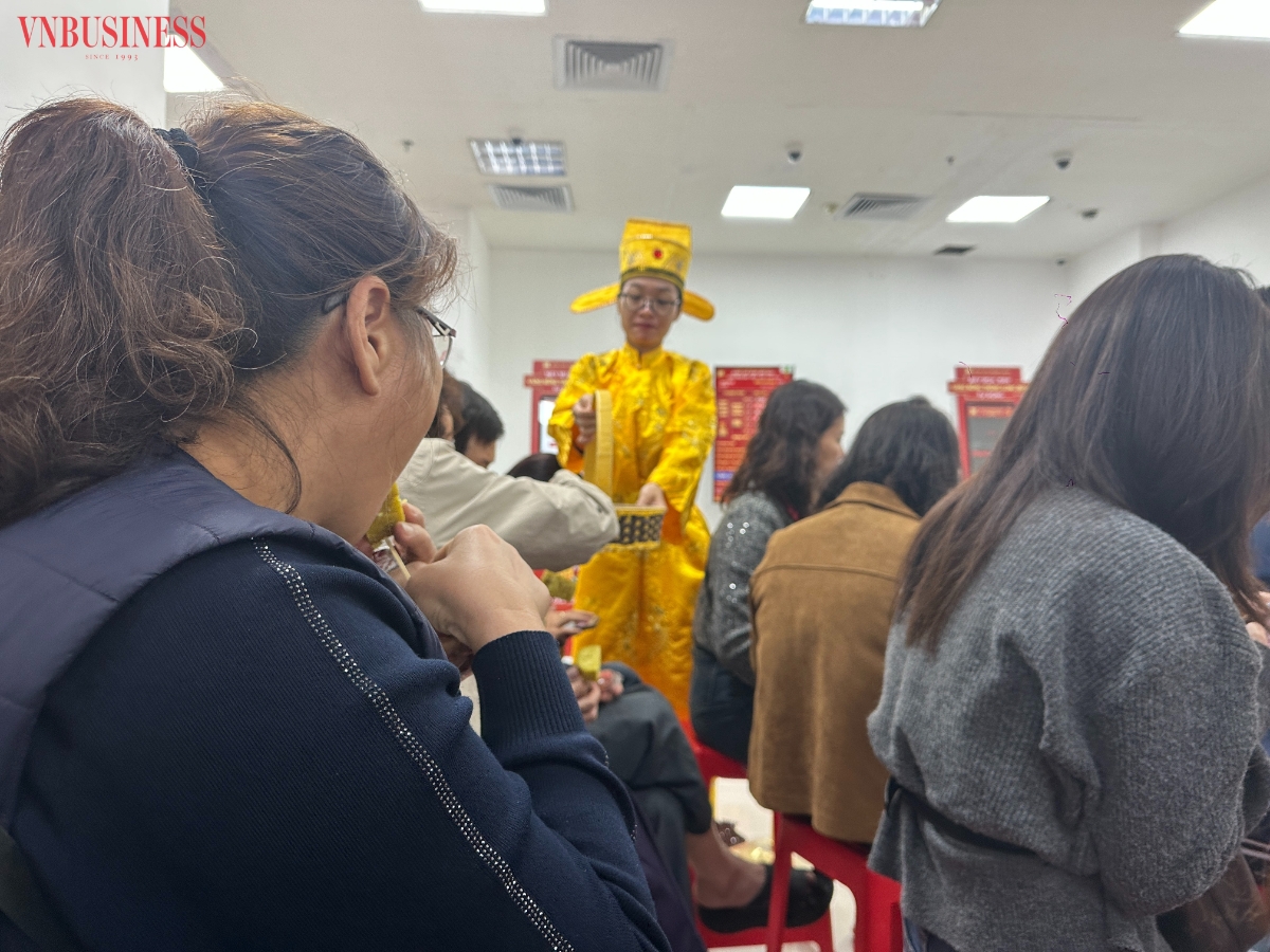 Nhân viên phải "tiếp tế" đồ ăn cho khách hàng.