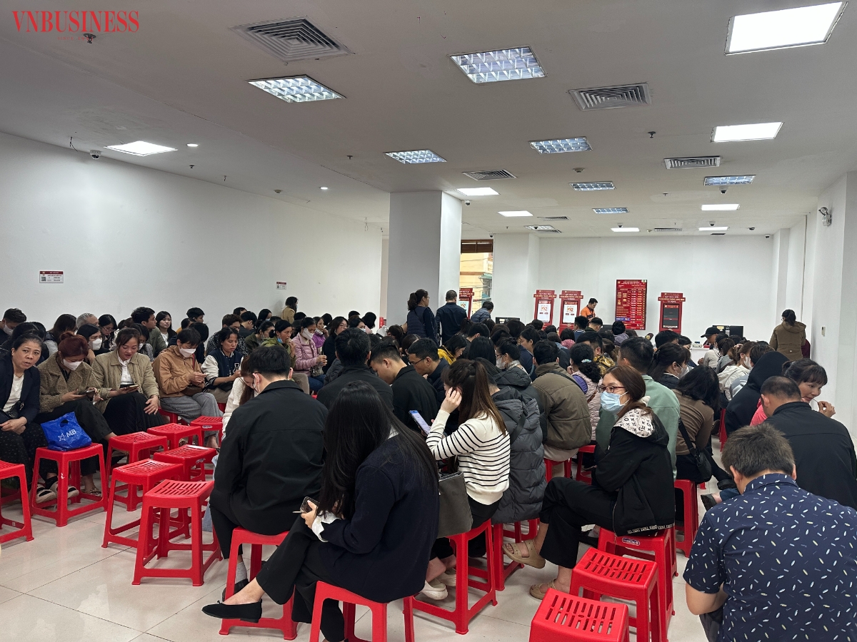 Phòng chờ của tiệm vàng luôn trong tình trạng quá tải.