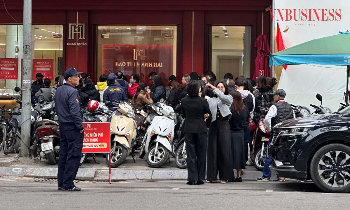 Khách xếp hàng bên ngoài một tiệm vàng trên đường Lý Thường Kiệt, Hà Nội.