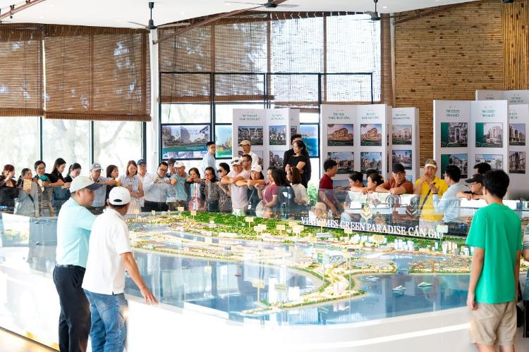 Xuyên suốt dịp Tết, văn phòng bán hàng của Vinhomes Green Paradise luôn tấp nập, nhiều hợp đồng được ký ngay trong những ngày lễ hội.