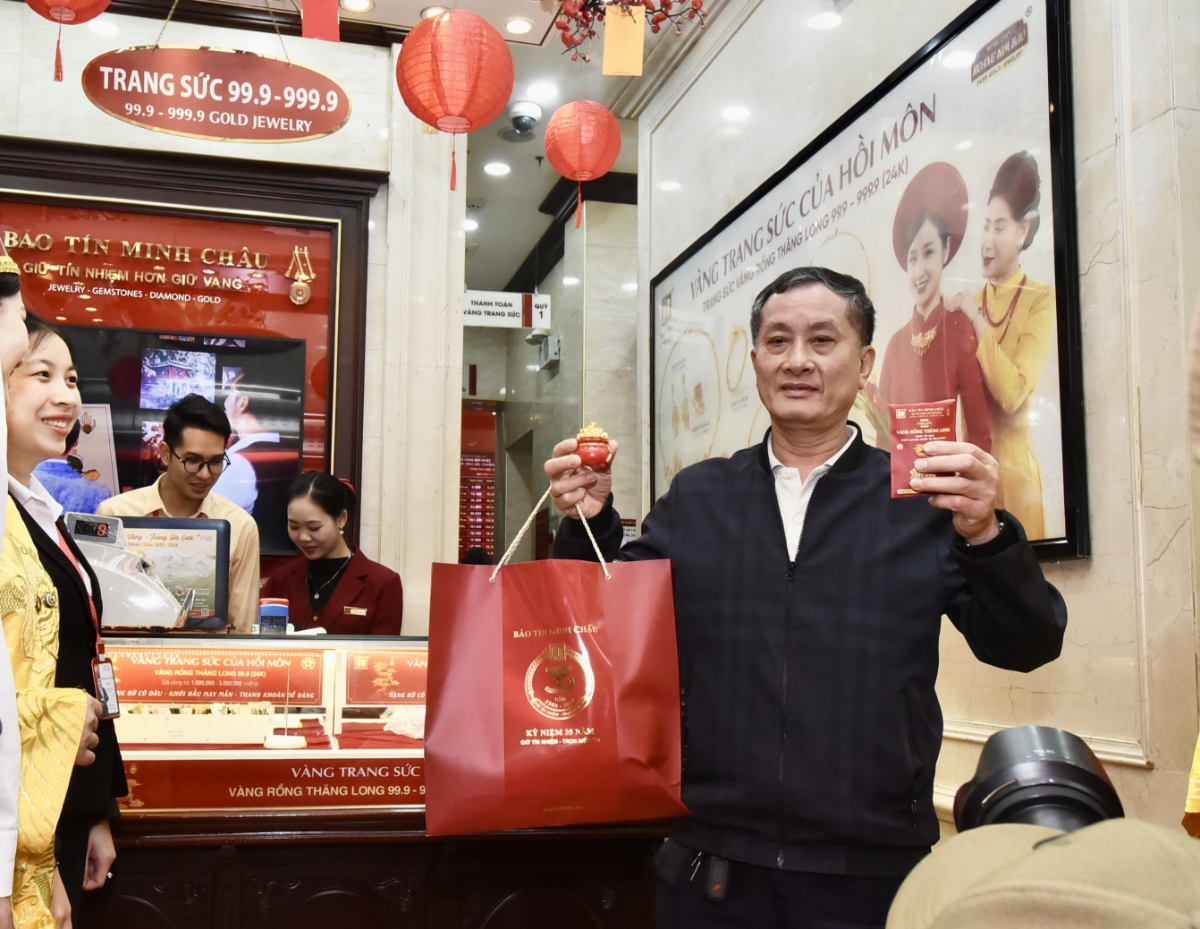 Chuyên gia cho rằng nhà đầu tư chỉ nên phân bổ 5-10% tổng tài sản vào vàng để phòng thủ rủi ro.